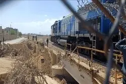 لحظه عبور اولین قطار از پلی در کاشان که هدف حمله قرار گرفته بود + فیلم
