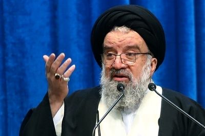 احمد خاتمی: ملت در برابر آمریکا تسلیم نمی‌شود