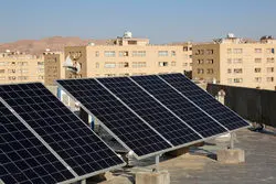 کلید خوردن ۲۹۷ مگاوات نیروگاه خورشیدی در پنج استان/ وعده وزیر نیرو برای بهره‌برداری به موقع