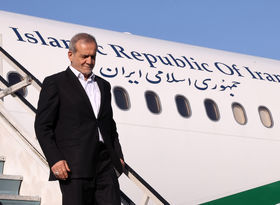 پزشکیان وارد مسکو شد / نثار گل به بنای یادبود سرباز گمنام روسیه