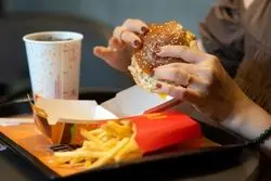 تازه‌ترین شاخص «بیگ مک» اکونومیست منتشر شد: همبرگر کجا ارزان‌تر است؟