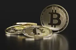 چرا قیمت بیت‌کوین در یک محدوده باریک گیر کرده است؟