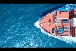  لحظه حمله به کشتی انگلیسی در دریای سرخ + فیلم
