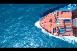  لحظه حمله به کشتی انگلیسی در دریای سرخ + فیلم
