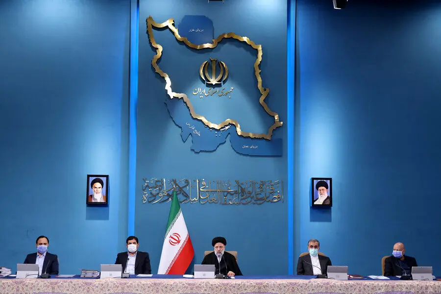 رئیسی در آستانه شب عید خانه‌تکانی می‌کند؟