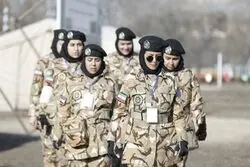 عکس | تصویر جالب خبرگزاری ایرنا از یک دختر جوان با لباس نظامی در تهران