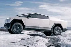 آدم فضایی تسلا روی زمین می‌ماند