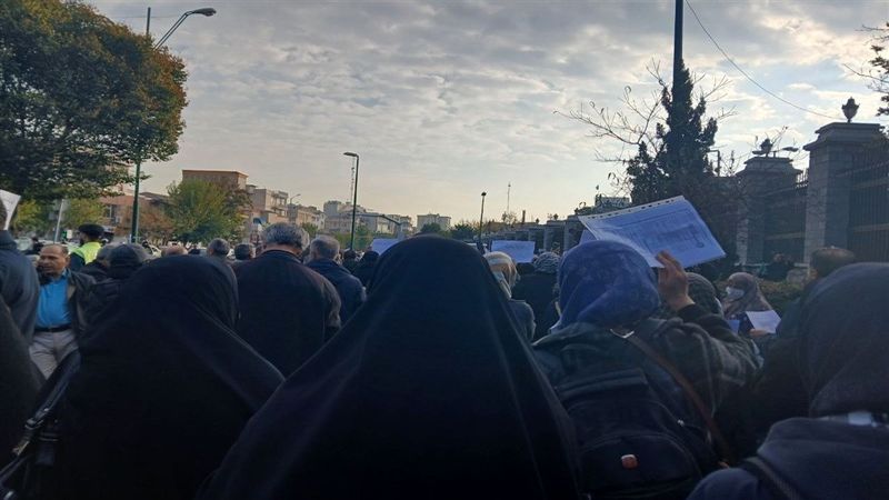 تجمع معلمان بازنشسته مقابل مجلس/ وزارت آموزش و پرورش: این افراد خواستار  همسان‌سازی حقوق بازنشستگی با شاغلان‌اند