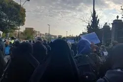 تجمع معلمان بازنشسته مقابل مجلس/ وزارت آموزش و پرورش: این افراد خواستار  همسان‌سازی حقوق بازنشستگی با شاغلان‌اند