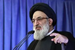 روایت عجیب امام جمعه کرج از مذاکرات ایران و آمریکا: برای اینکه برخی ایراد نگیرند مذاکره پیش می‌رود/ بدون اجازه آمریکا، اسرائیل کاری نمی‌کند