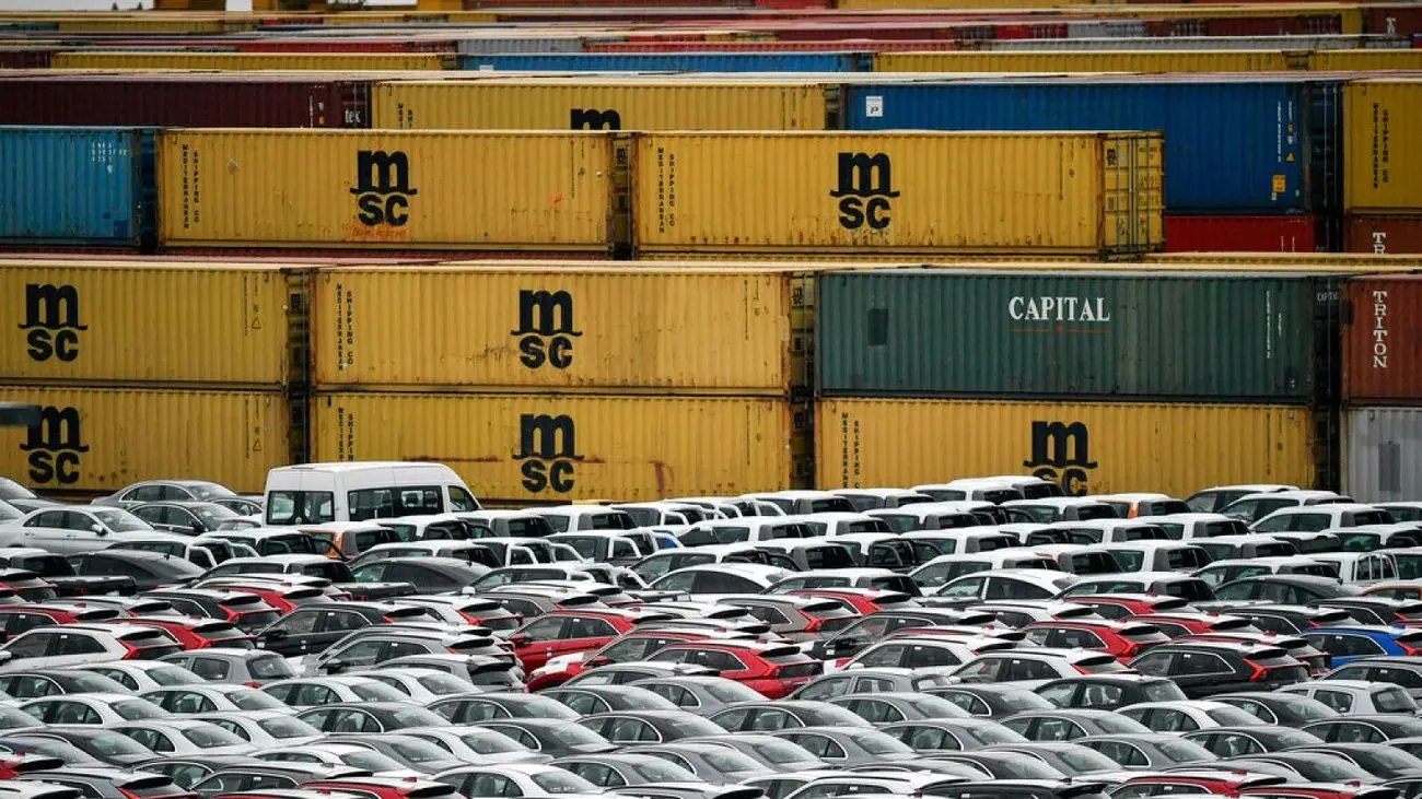 وزارت صمت خودروهای وارداتی را حبس کرده است