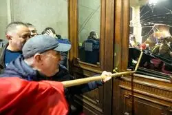 شورش در شهر؛ درگیری پلیس صربستان و معترضان به نتایج انتخابات