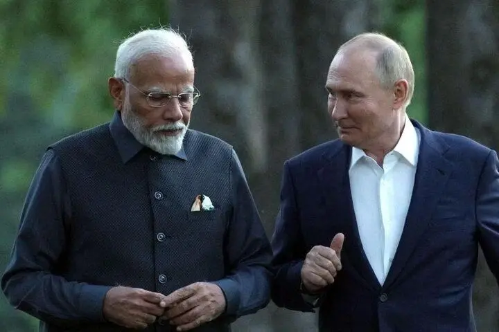 دیدار غیررسمی پوتین با مودی در دهلی‌/نخست‌وزیر هند شخصا به استقبال پوتین رفت+عکس

