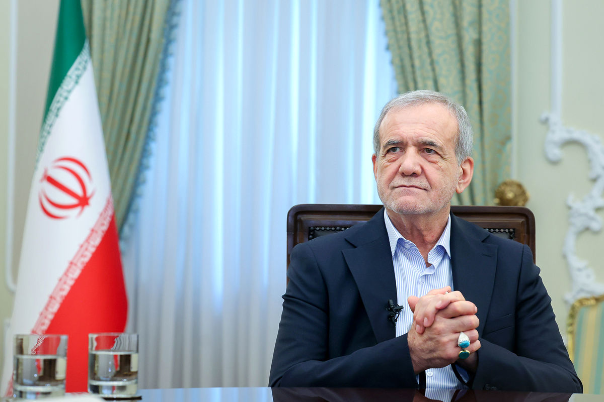پزشکیان: مذاکرات با آمریکا بدون عقبنشینی انجام میشود