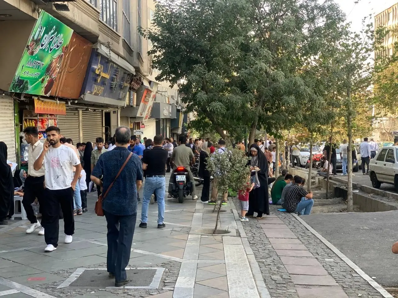 تمدید مهلت قانونی اقامت، علت ازدحام جمعیت اتباع خارجی مقابل پلیس اماکن عمومی