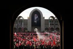 ببینید/ اشک‌های فرزندان رهبر شهید انقلاب و تولیت آستان قدس رضوی بر پیکر رهبر شهید