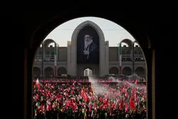ببینید/ اشک‌های فرزندان رهبر شهید انقلاب و تولیت آستان قدس رضوی بر پیکر رهبر شهید