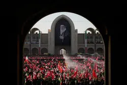 ببینید/ اشک‌های فرزندان رهبر شهید انقلاب و تولیت آستان قدس رضوی بر پیکر رهبر شهید