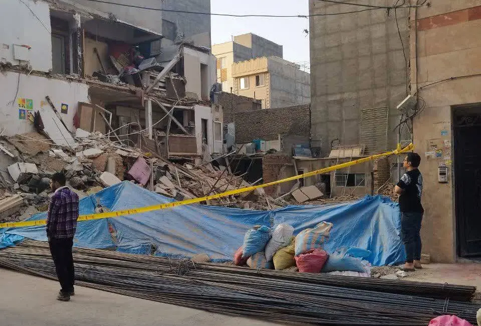 ریزش ساختمان مسکونی در خیابان خلیج