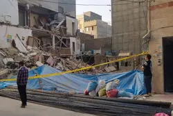 ریزش ساختمان مسکونی در خیابان خلیج