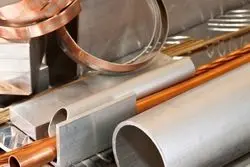 نوسان فلزی‌ها میان داده‌های شرقی و غربی