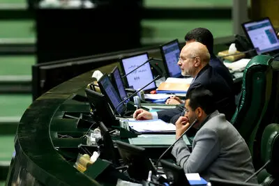 در پاسخ به تذکر کوچک‌زاده / قالیباف: مجلس در جریان مذاکرات عمان است