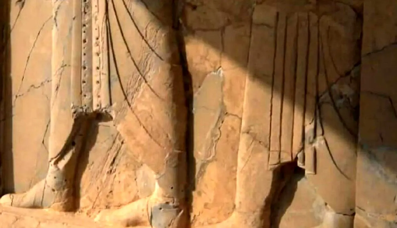 ردای چیندار با دکمه‌های زرین؛ کشف جدید از لباس کوروش 