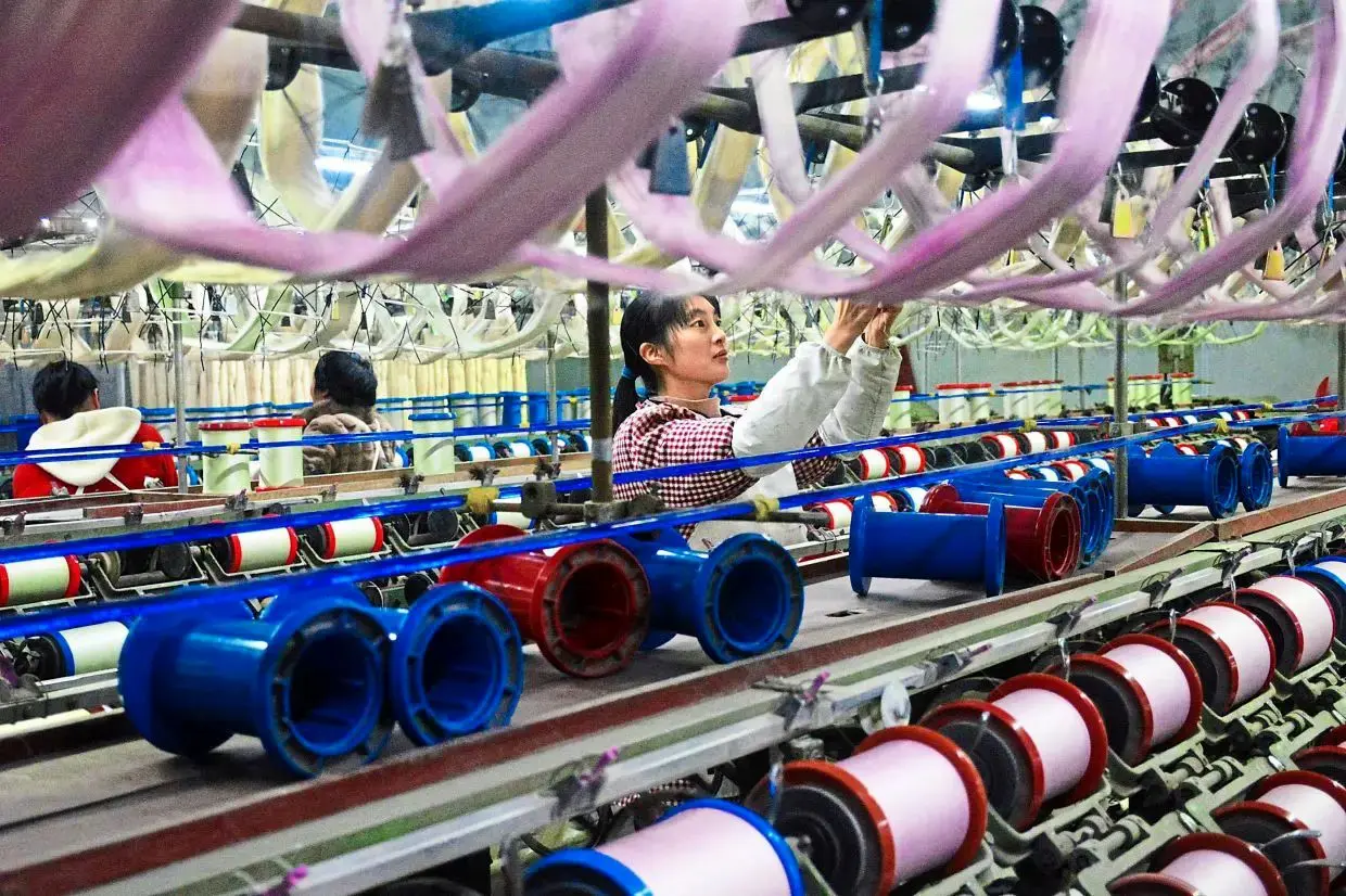 اژدهای زرد گرفتار در رکود کارخانه‌ای