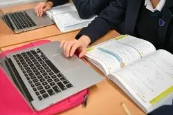 استفادۀ دانش‌آموزان از هوش مصنوعی نگرانی معلمان را برانگیخت؛ تمرین یا تقلب؟