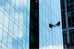 وداع همیشگی با پنجره‌های کثیف؛ ساخت شیشه‌های خود تمیزشونده با برق