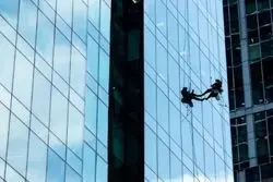 وداع همیشگی با پنجره‌های کثیف؛ ساخت شیشه‌های خود تمیزشونده با برق