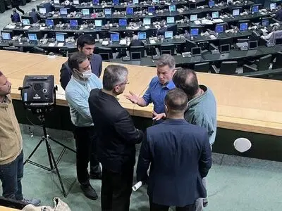 از مقایسه طرح مذاکره «پزشکیان-عراقچی» با «روحانی-ظریف» تا حضور خبرنگار آمریکایی در صحن بهارستان