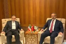 رایزنی عراقچی با وزیر خارجه ترکیه درباره مقابله با توسعه‌طلبی اسرائیل