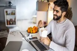 چرا سفارش آنلاین غذا در دنیای امروز این‌همه محبوب شده است؟