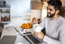 چرا سفارش آنلاین غذا در دنیای امروز این‌همه محبوب شده است؟