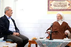 آیت‌الله مکارم شیرازی: امیدوارم گشایش بیشتری در امور مردم ایجاد شود و مردم آثار آن را در زندگی خود احساس کنند/ فاصله دولت و رهبری نباید زیاد شود