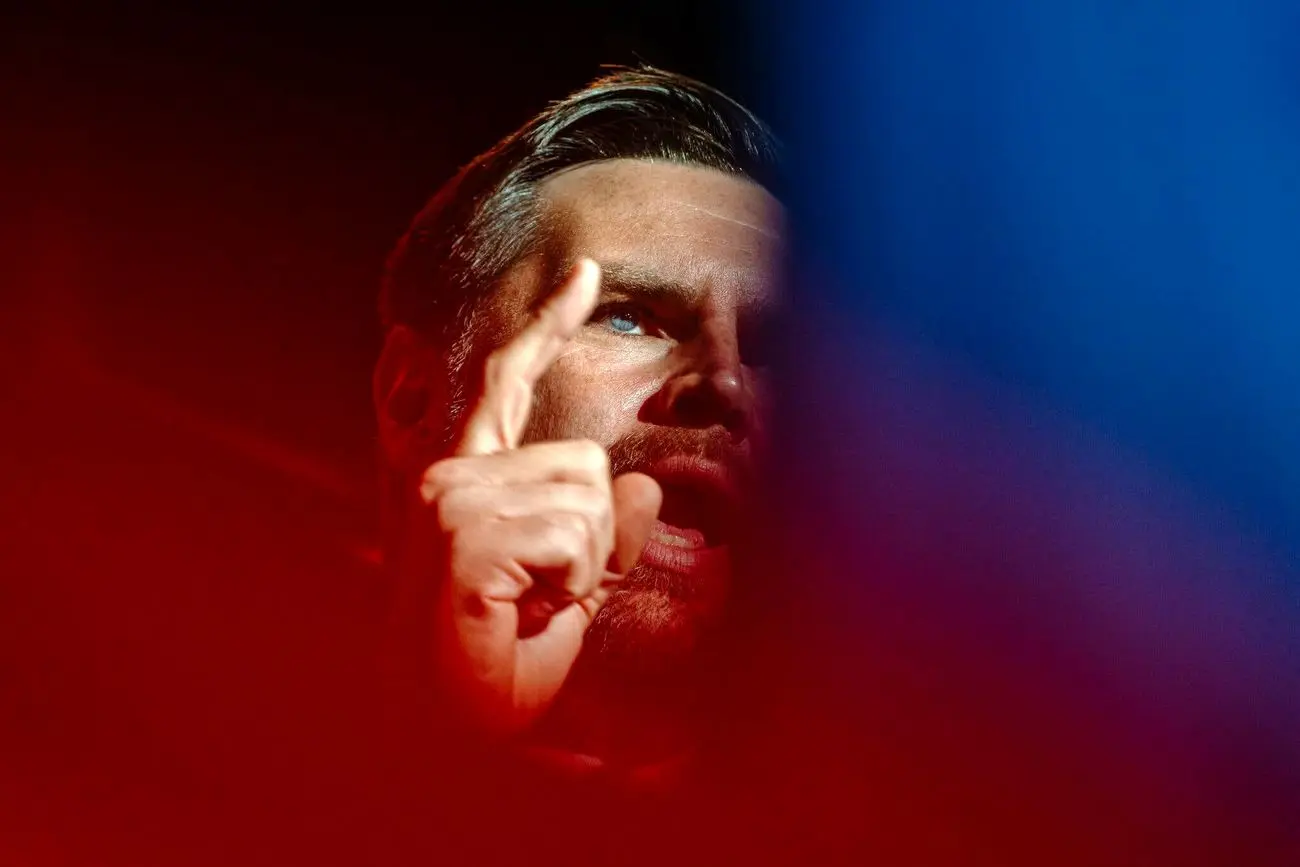 آفتاب‌پرست سیاسی؛ بازی زیر و روی معاون ترامپ برای والز؛ چه کسی عجیب و غریب است؟