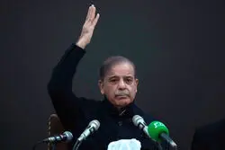 شعرخوانی شهباز شریف به زبان فارسی در حضور مسعود پزشکیان + ویدیو