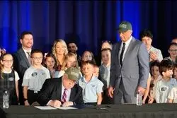 جراحی ماسک و ترامپ به وزارت بهداشت رسید