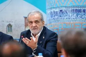 پزشکیان: دولت ۴ میلیارد دلار بنزین ۶۰هزار تومانی می‌خرد و آن را هزار و ۵۰۰ تومان و ۳هزار تومان می‌فروشد/ این ۴ میلیارد را به حساب همه مردم خواهیم ریخت