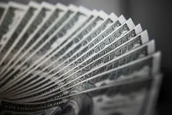 دلار به توقفگاه نزدیک شد ؟