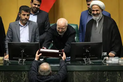 چالش دولت و بهارستان بر سر بودجه در سال تورمی