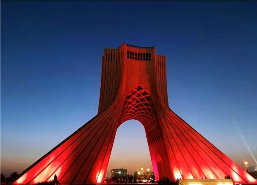 برج آزادی سرخ شد؛ علت چیست؟ + تصویر 