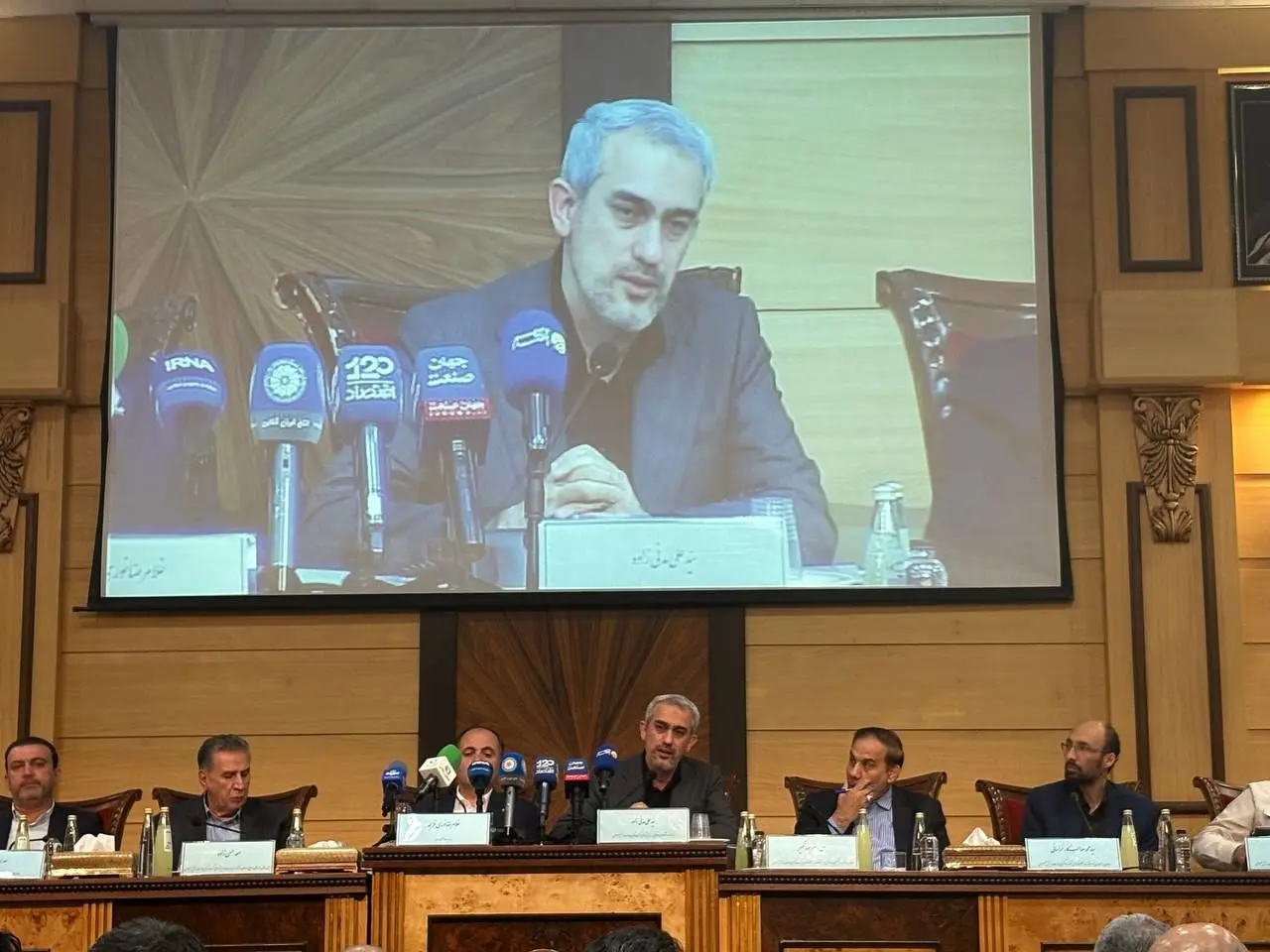 وزیر اقتصاد: سهم بخش خصوصی از اقتصاد ایران ۱۵ درصد است