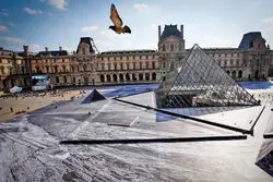 موزه لوور به خاطر سرقت تعطیل شد