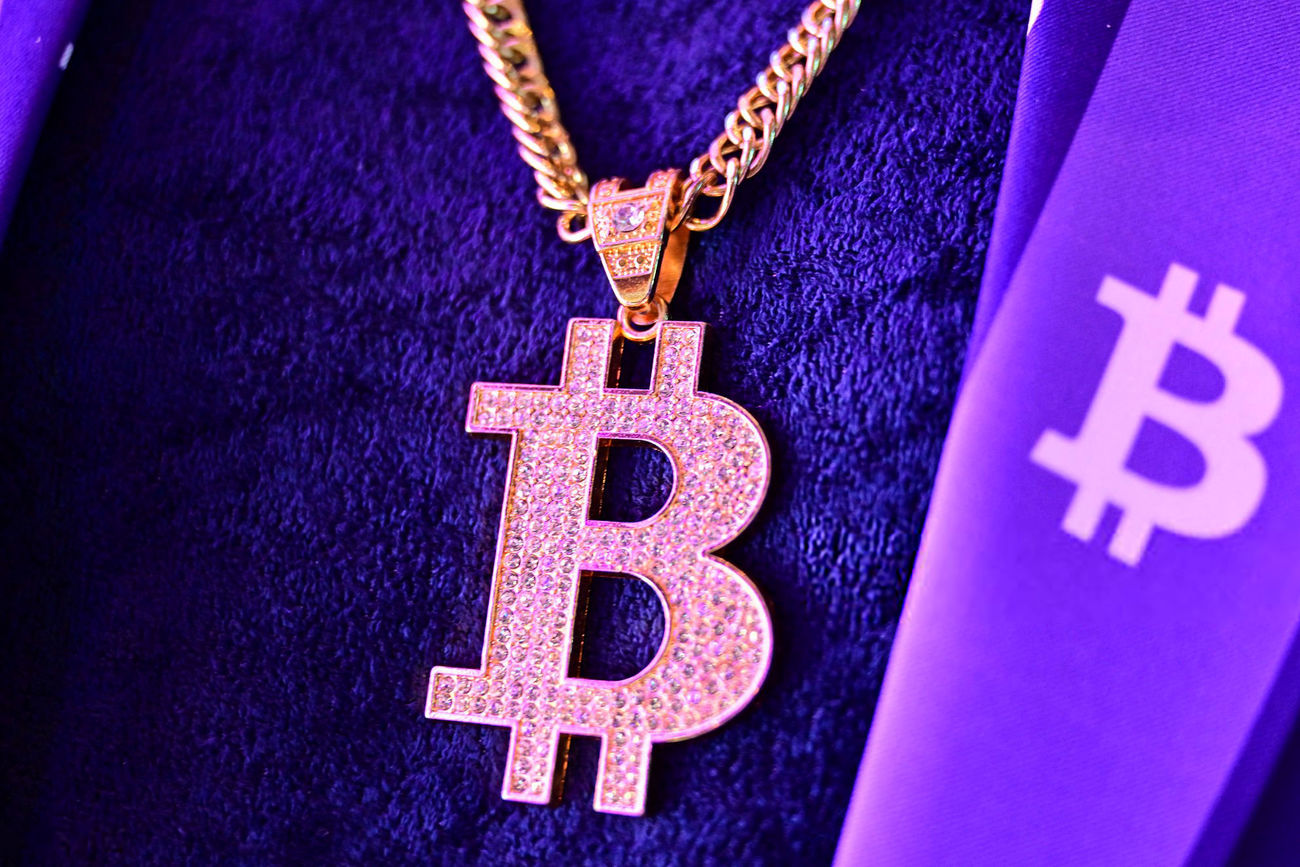 آخرین قیمت بیتکوین و اتریوم امروز دوشنبه ۵ آبان ۱۴۰۴/ چرا تتر بالاتر از دلار آزاد معامله شد؟