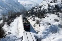 قطار خراب تهران - شیراز در برف ماند